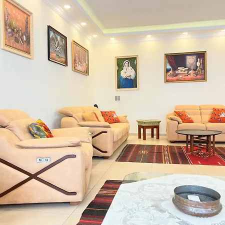 Centrally Located Very Large W Pool Jakuz And Car Park *