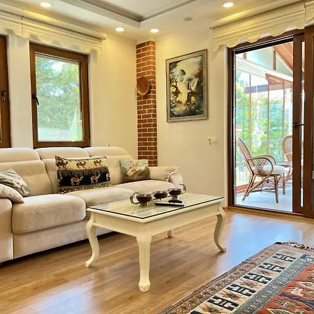 Centrally Located Very Large W Pool Jakuz And Car Park Villa