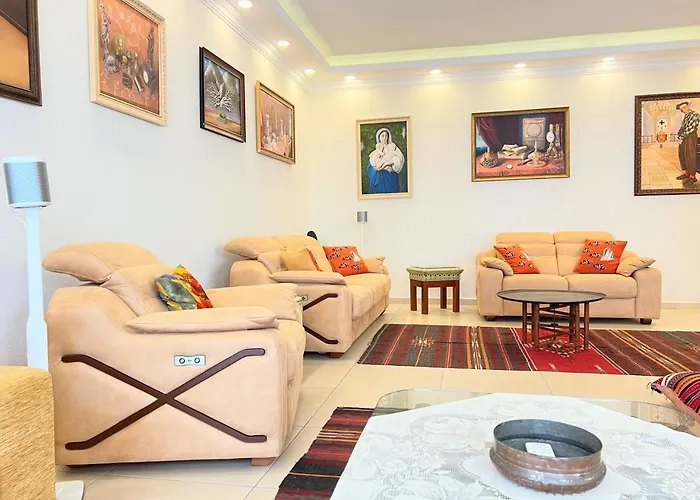 Centrally Located Very Large W Pool Jakuz And Car Park *