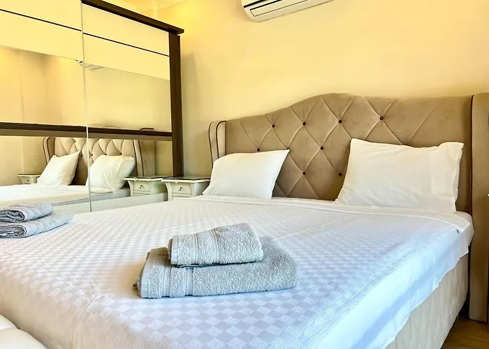 Centrally Located Very Large W Pool Jakuz And Car Park Vila