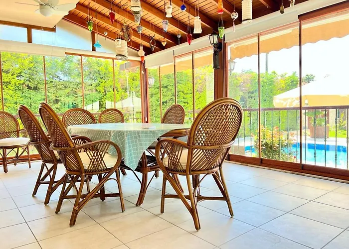 Centrally Located Very Large W Pool Jakuz And Car Park Villa *