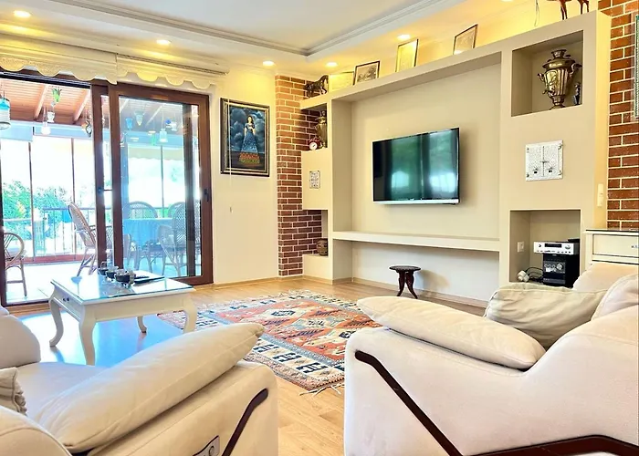 Centrally Located Very Large W Pool Jakuz And Car Park