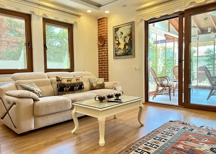 Centrally Located Very Large W Pool Jakuz And Car Park Villa