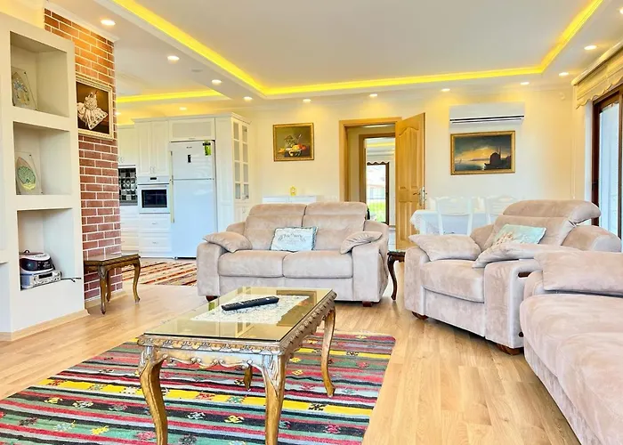 Centrally Located Very Large W Pool Jakuz And Car Park Vila *