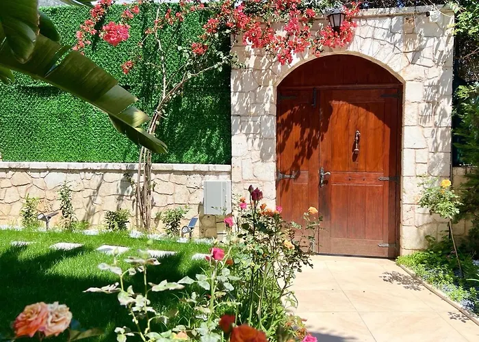 Centrally Located Very Large W Pool Jakuz And Car Park *